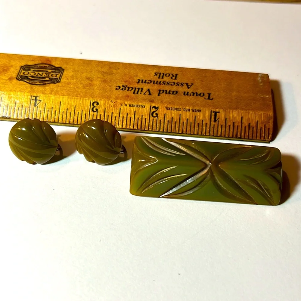 Antique Bakelite Pin & Earrings Set - Picture 6 of 6